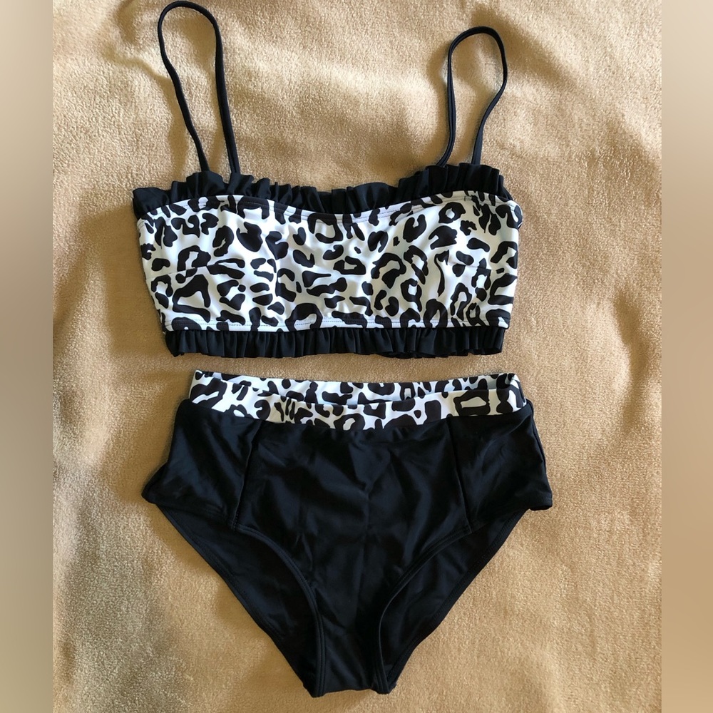 Leopard print black and white swim suit, Women’s Small New! Bought at Boutique.
